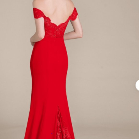 Red Gown- Size 14 - Picture 3 of 7